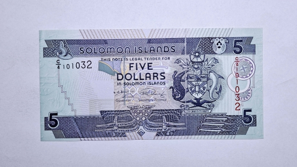 Cédula das Ilhas Salomão - 5 Dolares - 2006 - pequeno defeito de impressão, cédula com plie vertical - P26 - FE