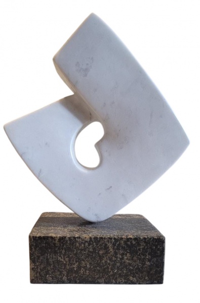 BRUNO GIORGI. Escultura de mármore com base de mármore. Mede: 16 x 16 x 23 cm de alt assinado na parte inferior.