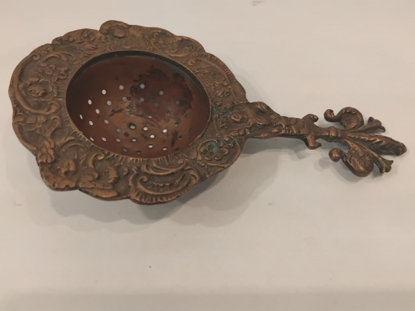 Antigo coador para chá em latão com fundição de época. 14 x 10 x 3 cm de alt