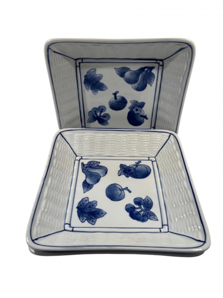 Conjunto de três travessas quadradas de porcelana azul e branca decorada por frutas. Mede 20 x 20 cm (uma está bicada)