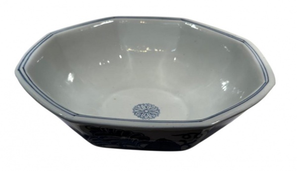 Grande bowl oitavado de porcelana chinesa azul e branco. Mede: 29 de cm de diâmetro x 10 cm de alt