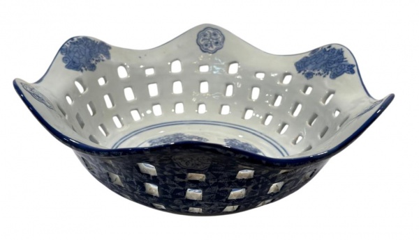 Grande centro vazado de porcelana chinesa. Mede: 28 cm de diâmetro x 10 cm de alt