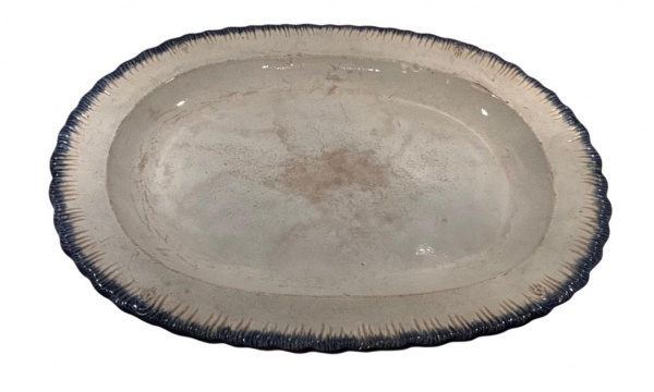 Travessa de Louça azul e branca. Mede: 39 cm de comprimento