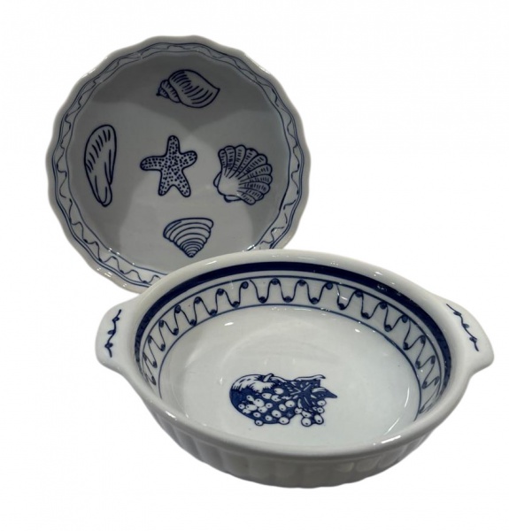 Duas peças de porcelana azul e branca, sendo uma pequena travessa redonda e uma guiseira. Mede: 15 cm de diâmetro e a maior 17 cm de diâmetro