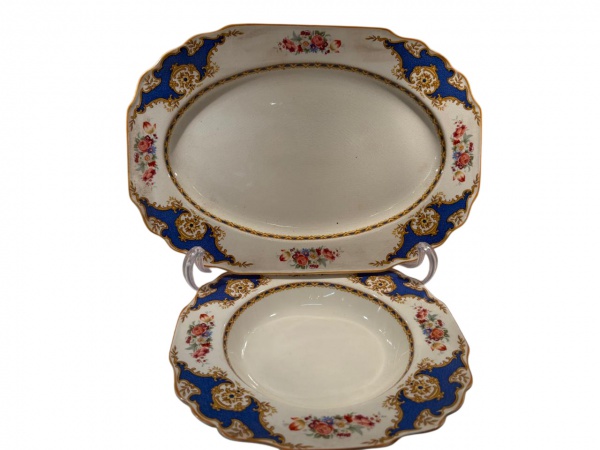 Uma travessa e dois pratos de louça inglesa Myott. Mede: 32 cm de comprimento a travessa e 22 cm de diâmetro os pratos.