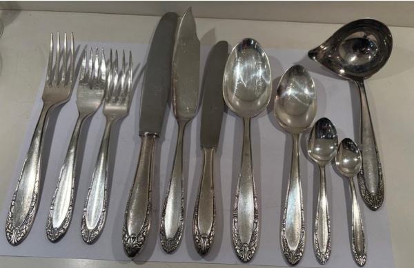 Faqueiro 12 facas grandes, 11 faca para sobremesa, 12 colheres para sopa, 12 colheres para café, 12 facas para peixe, 12 colheres para sobremesa, 12 colheres para chá, 6 garfos para jantar, 12 garfos