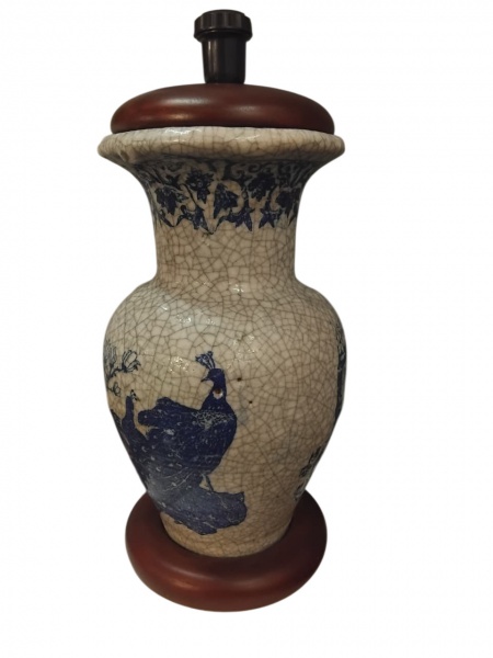 Floreiro de cerâmica craquelê azul e branco decoração a gosto oriental adornado por pavões, adaptado para abajur sem cúpula. Mede: 19 cm de diâmetro x 44 cm de alt