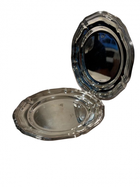Duas pequenas travessas de metal Soppil. Mede: 18 cm de diâmetro