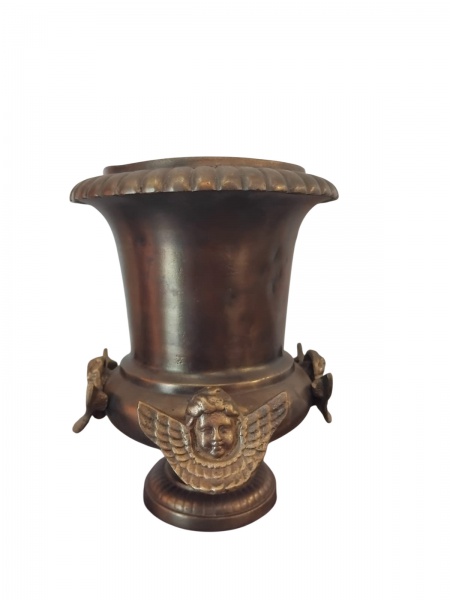 Ânfora de bronze adornado por anjos. Mede: 13 cm de diâmetro 18 cm de alt