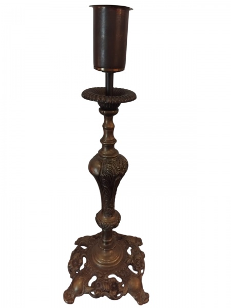 Castiçal de bronze . Mede: 50 cm de alt