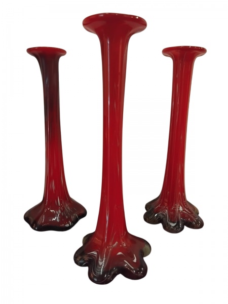 Conjunto de três solifleur de murano, na tonalidade vermelha . Mede: 21 cm de alt