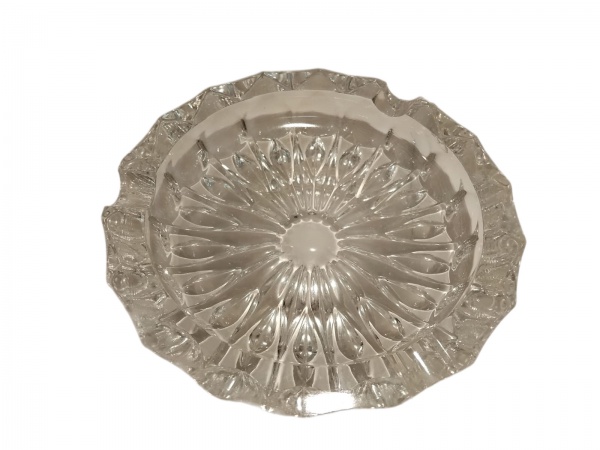 Cinzeiro de cristal liso. Mede: 13 cm de diâmetro