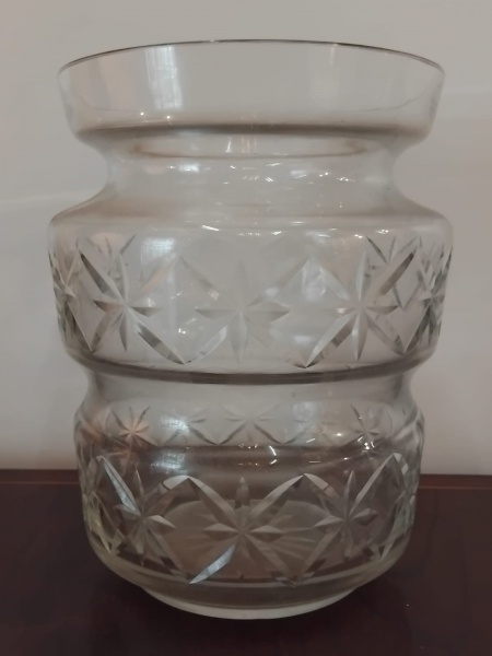 Cachepot de cristal translúcido. Mede: 12 cm de diâmetro x 16 cm de alt
