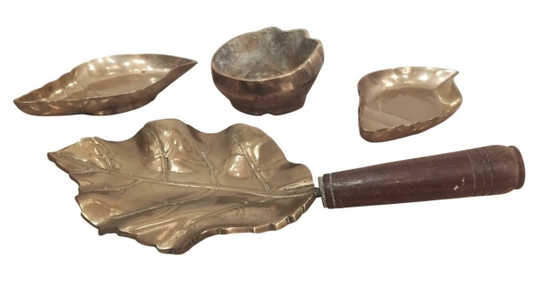 Conjunto de 4 peças de bronze, um cinzeiro, 2 caracóis e uma espátula representando folha. Mede 38 cm de comprimento e 12 cm de comprimento o menor