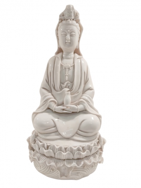 Estatueta de porcelana chinesa representando Kuan Yn ,na tonalidade branca. Mede: 28 cm de alt