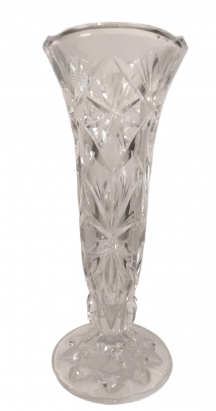Floreiro de cristal translucido e lapidado. (pequena bicada). Mede: 10 cm de diâmetro x 25 cm de alt