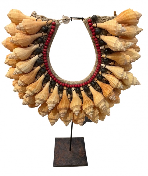 Colar cerimonial de prestígio Papua Nova Guiné (Oceania). Mede: 40 x 53 cm de alt