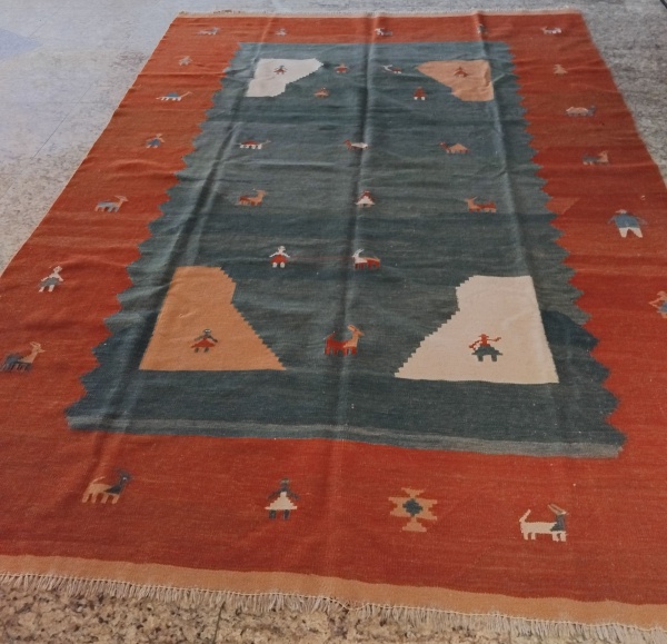 Tapete Kilim. Mede: 2,10 x 3,00 = 6,30 m²