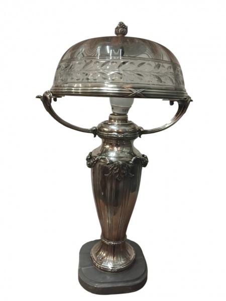 Luminaria de mesa estilo Neoclassico /Art Nouveau ,de prata contrastada , cabeça de minerva , cupula de cristal lapidado , Mede: 24 cm de diâmetro x 50 cm de alt.