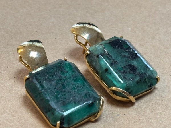 Par de brincos de ouro amarelo e xisto de esmeralda. Peso: 27,8 gramas aproximadamente Mede: 4 cm de alt aproximadamente