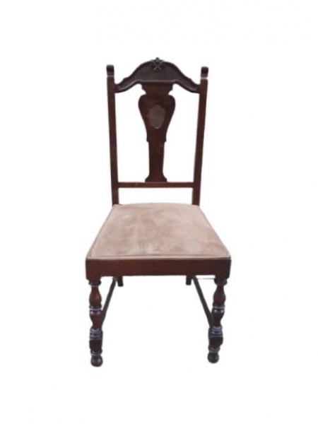 Cadeira de madeira nobre, estilo híbrido, encosto de tabela vazada. 97 cm altura