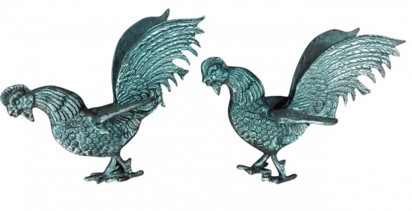 Par de galos de bronze. Mede: 19 x 10 x 16 cm de alt
