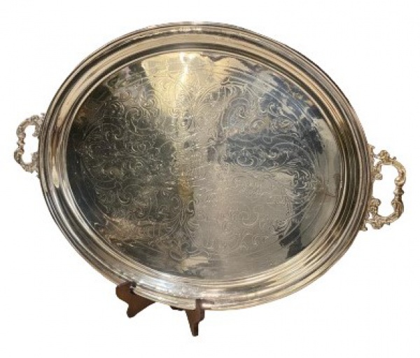 Grande bandeja de metal branco oval com alças laterais. Mede: 80 X 55 x 4 cm de alt