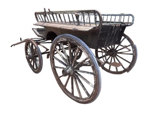 carruagem de carga em madeira e ferro Americana da marca Bevin Brothers - fábrica de 1822 , ganhou concurso em Petrópolis .Necessita restauro .( encontra- se no Condomínio Quintas do morro , Nova Lima