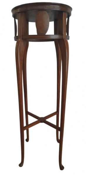 Coluna inglesa , de madeira nobre ,delicada marchetaria ,pernas em cabriole . Mede 31 cm de diâmetro x 88 cm de alt