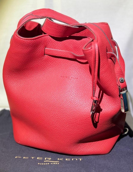 PETER KENT (ARG): Bolsa em couro (shoulder bag) cor vermelho, com alça em couro para ombro, ferragem cromada, bolso interno com fecho zíper, porta-celular. Item incluso: dustbag. Medidas: 24 x 12 X 18