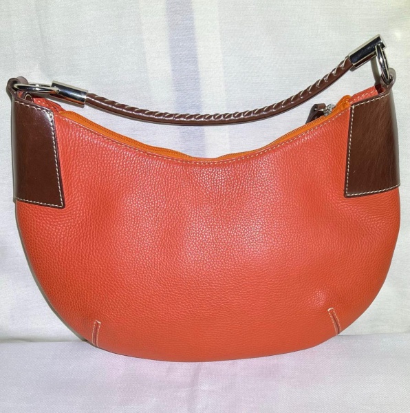 ROSSI & CARUSO (ARG): Bolsa em couro (shoulder bag) cor laranja, alça em couro trançado, fecho zíper, ferragem cromada, bolso interno com fecho zíper, porta-celular. Item incluso: dustbag. Medidas: al