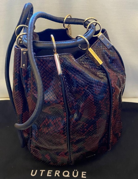 UTERQUE (ESP): Bolsa em couro (shoulder bag), cor marrom avermelhado, com alça de ombro em couro, bolso interno com fecho zíper, ferragem dourada. Item incluso: dustbagMedidas: altura 27 cm diâmetro 2