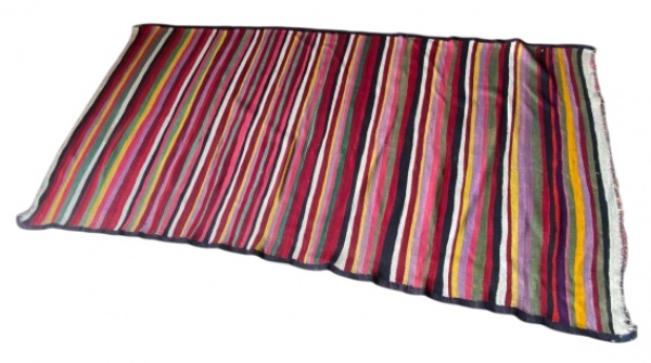 Tapete Kilim de lã. Mede: 1,59 x 3,12=4,96m²