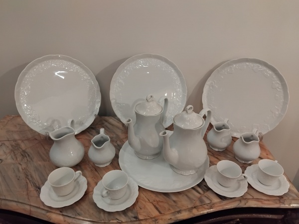 18 peças de porcelana francesa de Limoges ,LIERRE SOUVAGE .Contem 4 pratos para bolo ,2 bules para cafe ,2 leiteiras , 2 cremeiras . 4 xicaras para cafe e seus pires . Total :20 peças com as tampas do
