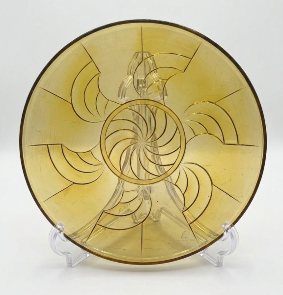 Prato de Cristal Prado década de 50 na tonalidade âmbar, com influencias do estilo Art Decó. Mede: 29 cm de diâmetro x 4 cm de alt (sinais de uso)