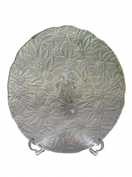 Grande travessa de vidro artístico em alto e baixo relevo decorado por flores e folhas. Mede: 38 cm de diâmetro (possui bicada)
