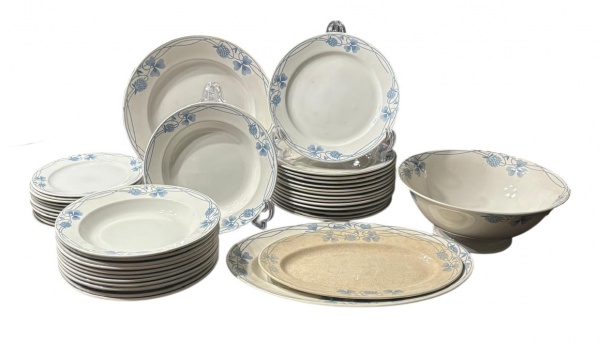 Aparelho de jantar de faiança francesa inspiração campestre, manufatura Sarreguemines, modelo Trèfle U C, final do século XIX. 1 saladeira (28 cm de diâmetro), 2 travessas ovais (39 cm de comprimento)