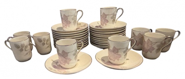 Delicado serviço para café de porcelana alemã Thomas Bavaria (linha Ivory), fundo bege decorado por motivos românticos, borda com friso prateado 12 pires, 12 xícaras. Total: 24 peças