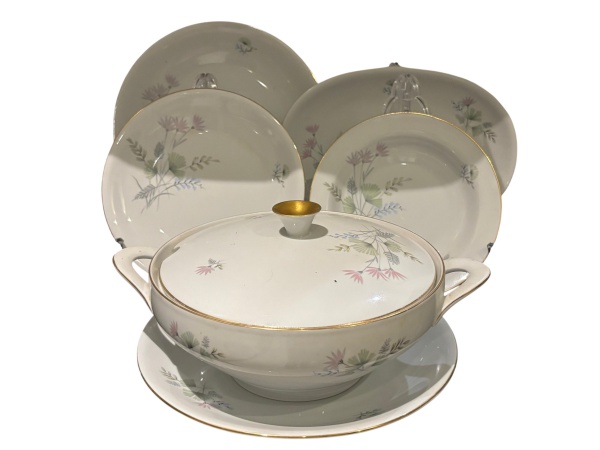 Aparelho de jantar de porcelana alemã Bavaria, decorada por delicado motivo floral, acabamento em ouro brunido. 5 pratos rasos em perfeito estado e 7 bicados. 10 pratos fundo. 2 pratos para bolo, 1 so