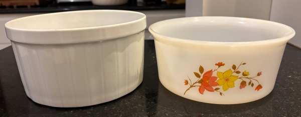 Conjunto de 2 refratários, 1 em porcelana e 1 em vidro opala leitoso, conhecido pela alta resistência a choques térmicos, decoração tipicamente retrô dos anos 70, floral. Mede: 21 cm de diâmetro x 11