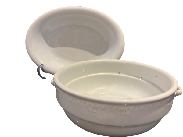 2 legumeiras de porcelana Blanc de Chine (1 nacional e 1 tcheca). Decorada em alto e baixo relevo, estilo guilhoche. Mede: redonda 22 cm de diâmetro e a oval 30 cm de comprimento