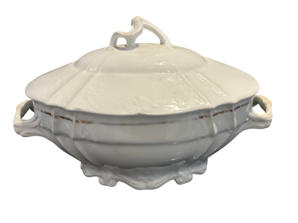 Sopeira de faiança Ironstone, estilo império, pega e alça em formato de voluta friso dourado (sinais de uso). Mede: 34 cm de comprimento x 21 cm de alt