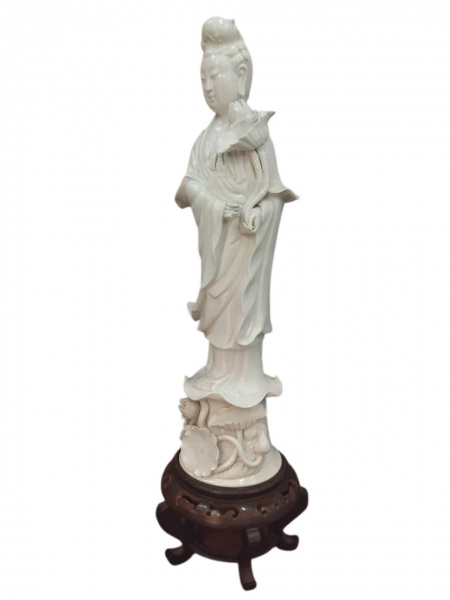 Belíssima estatueta oriental de KUAN YIN , de porcelana Blanc de Chine ,divindade da compaixão e misericórdia no budismo chines. Mede: 46 cm sem a base e 56 cm com a base (um dedo da mão encontra-se q