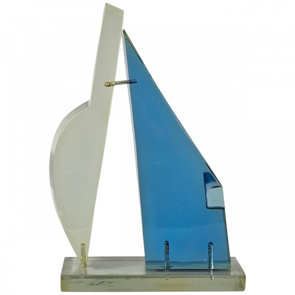 Virginia Sé. Sem título - escultura de acrílico, azul e translúcido. 67 cm altura. (Esse lote encontra-se em São Paulo, o frete é por conta do arrematante).