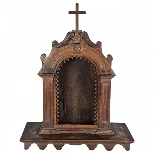 Oratório de madeira nobre, caixa retangular com abertura em arco, frontão recortado em volutas e cruz no topo. 80 x 40 x 100 cm altura. (Esse lote encontra-se em São Paulo, o frete é por conta do arre