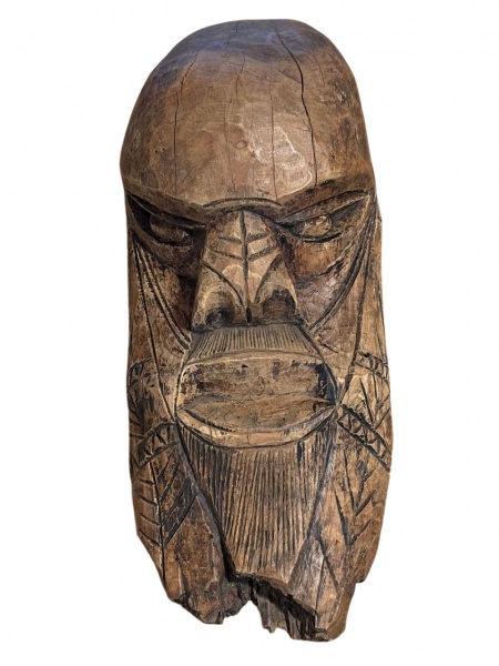 Escultura de madeira ,representando cabeça .Assinado e datado de 1976 ( Artista não identificado ) Mede: 25 x 22 x 53 cm de atl.