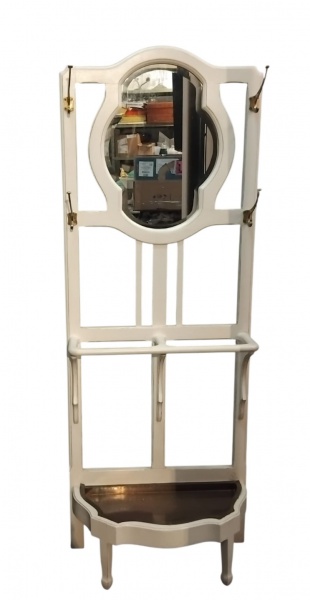 Cabideiro de Hall (Paramenteiro ) com porta - guarda - chuvas integrado ,de madeira patinada na tonalidade branca espelho bisotado . Mede: 64 x 33 x 173 cm de alt