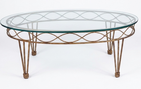 Mesa de centro de ferro forjado e tampo de vidro oval. Mede: 115 x 77 x 42 cm de alt