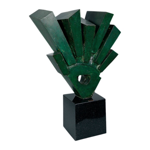BRUNO GIORGI - Arrebol - Escultura de bronze patinado na cor verde, déc. 70, sobre base de mármore preta. 40 x 47 cm altura. Assinada no bronze. Base 19 x 19 x 20 cm altura. (Ex coleção do museu Regin