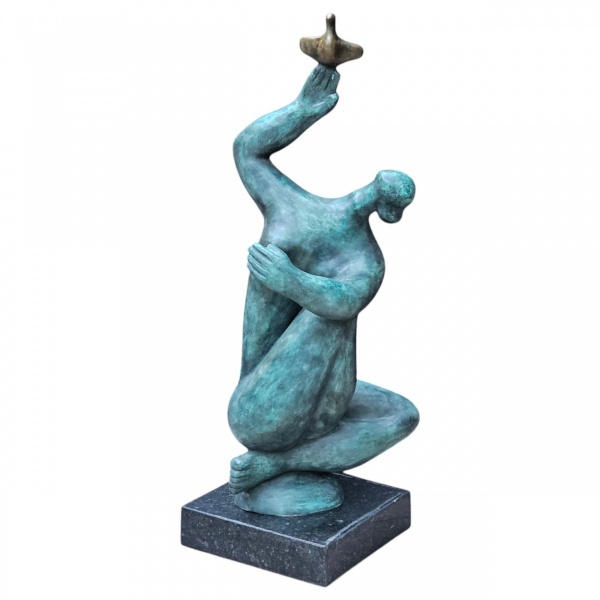 SONIA EBLING. Arminda e a Pomba - escultura de bronze patinado sobre base de granito. 50 x 114 cm de altura. Assinada